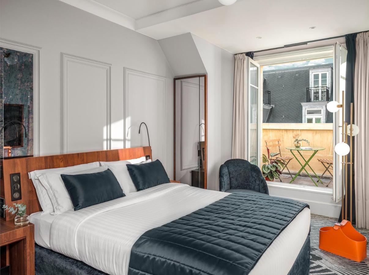 Signature Balcony Room One Queen Bed